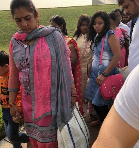 Hindués en el Templo del Loto (Casa de adoración Bahá’í ) en Nueva Delhi, India.